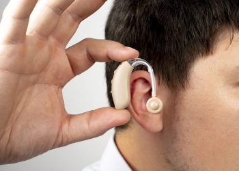 Appareils auditifs : pourquoi les assurer peut vous sauver la mise