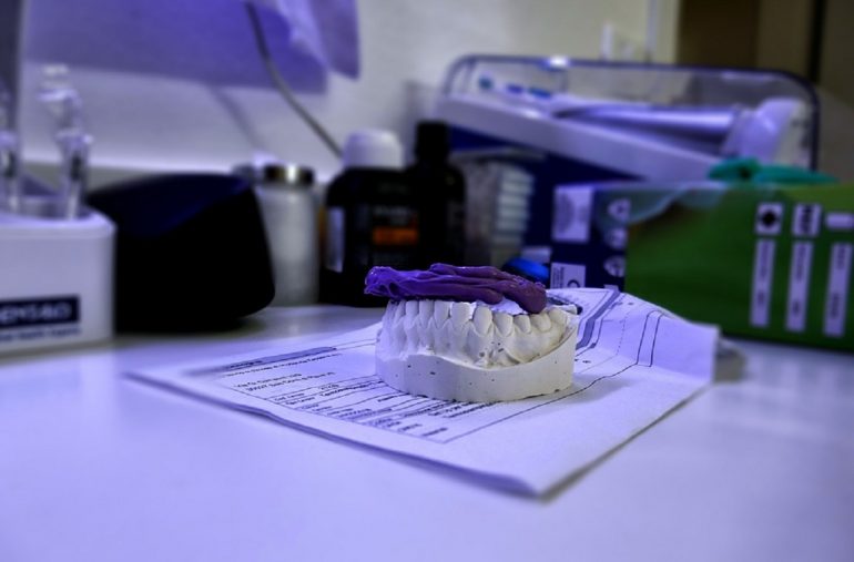 découvrez notre mutuelle dentaire qui vous offre une couverture complète et des remboursements avantageux pour vos soins dentaires. protégez votre sourire tout en optimisant vos dépenses de santé avec des formules adaptées à vos besoins.